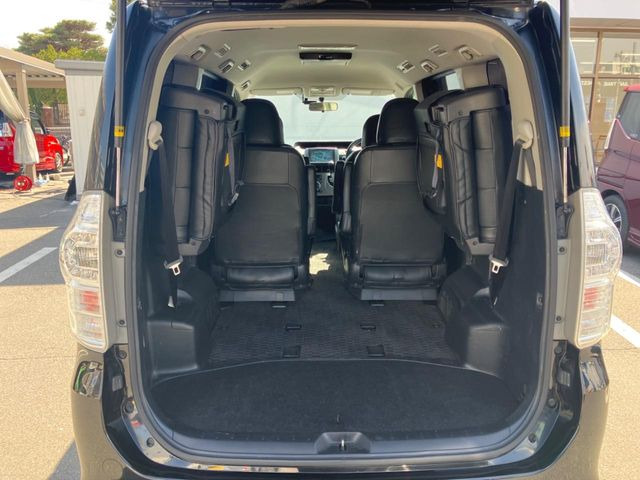 ���i�̂���������ʋ΁A���}���ɏ\���ȉ׎��X�y�[�X���m�ۂ��Ă���܂��B�Z�J���h�V�[�g��|���ƁA�傫�ȉו��̐ύڂ��\�ł���