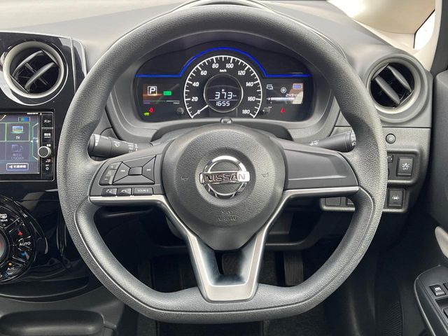 �C���e���A�ɍ��킹���f�U�C���̃X�e�A�����O�́A�^�]�������̂��Ƃ��l���A�^�]���₷���`��A�傫���ł��B�����x�A���ۂɐG���Ă��m���߂��������B