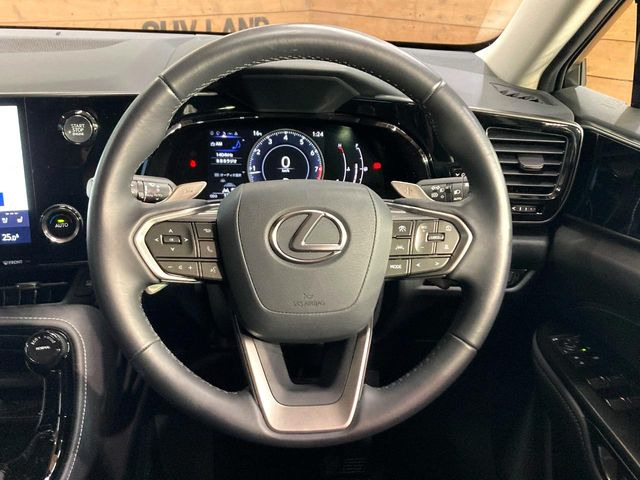 ステアリングも使用感が少なく、きれいな状態となっております♪