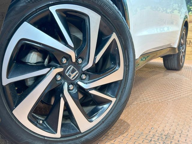 【純正18インチアルミホイール】外観にマッチした純正アルミホイールを装着しております。各種社外アルミホイールや、スタッドレスタイヤも取扱いしております。是非ご相談ください♪