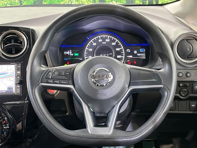 �C���e���A�ɍ��킹���f�U�C���̃X�e�A�����O�́A�^�]�������̂��Ƃ��l���A�^�]���₷���`��A�傫���ł��B�����x�A���ۂɐG���Ă��m���߂��������B