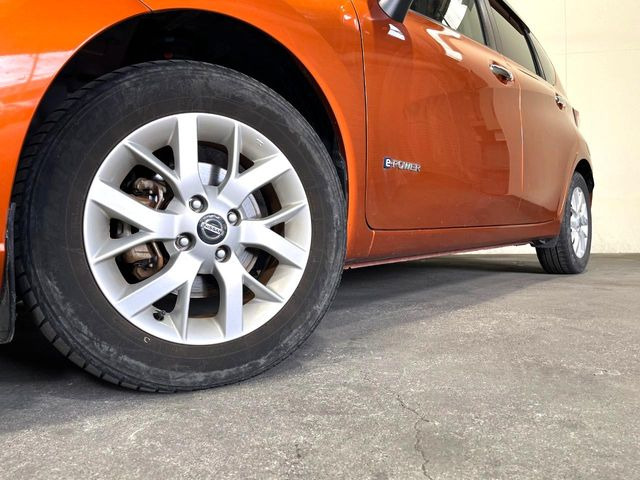 �y����15�C���`�A���~�z�C�[���z�O�ςɃ}�b�`���������A���~�z�C�[���𑕒����Ă���܂��B�e��ЊO�A���~�z�C�[����A�X�^�b�h���X�^�C�����戵�����Ă���܂��B���񂲑��k����������