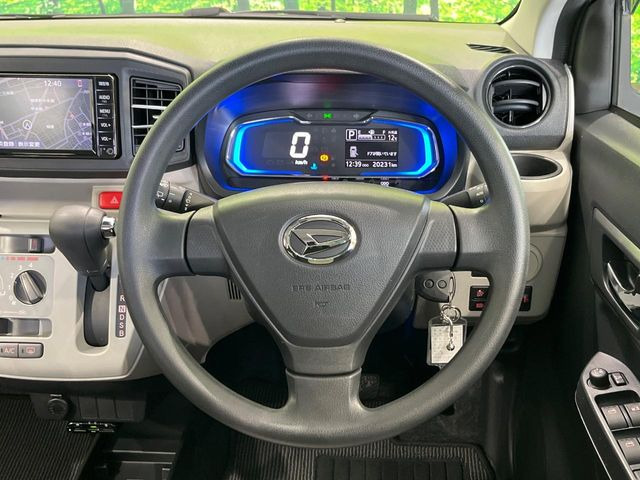 �C���e���A�ɍ��킹���f�U�C���̃X�e�A�����O�́A�^�]�������̂��Ƃ��l���A�^�]���₷���`��A�傫���ł��B�����x�A���ۂɐG���Ă��m���߂��������B