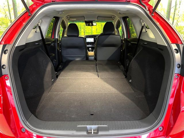 ���i�̂���������ʋ΁A���}���ɏ\���ȉ׎��X�y�[�X���m�ۂ��Ă���܂��B�Z�J���h�V�[�g��|���ƁA�傫�ȉו��̐ύڂ��\�ł���