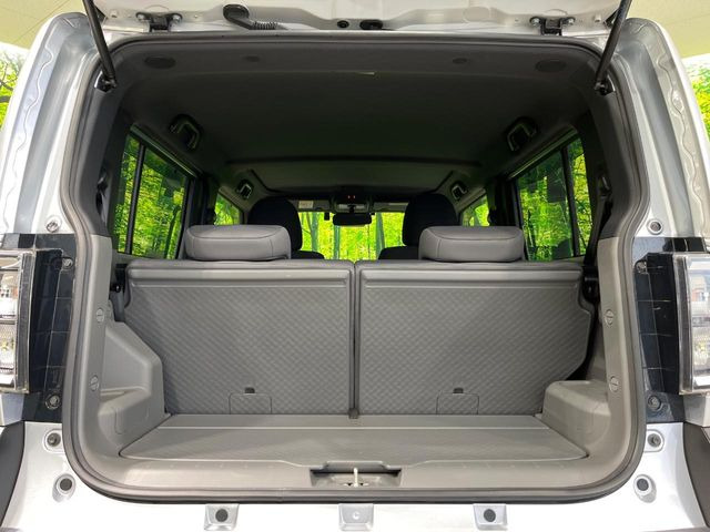 ���i�̂���������ʋ΁A���}���ɏ\���ȉ׎��X�y�[�X���m�ۂ��Ă���܂��B�Z�J���h�V�[�g��|���ƁA�傫�ȉו��̐ύڂ��\�ł���