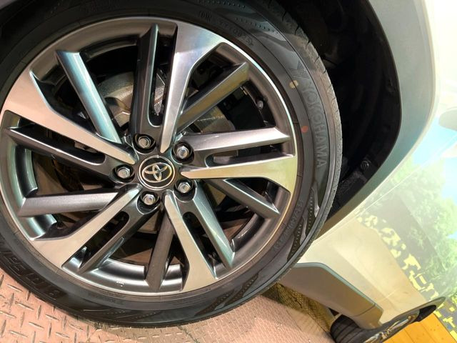 �y���������C���`�A���~�z�C�[���z�O�ςɃ}�b�`���������A���~�z�C�[���𑕒����Ă���܂��B�e��ЊO�A���~�z�C�[����A�X�^�b�h���X�^�C�����戵�����Ă���܂��B���񂲑��k����������