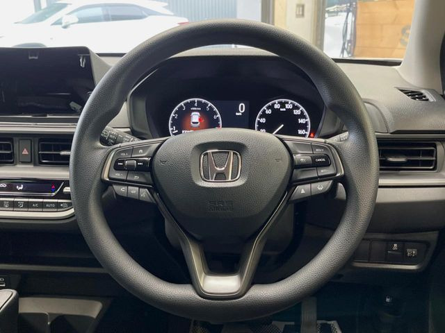 �C���e���A�ɍ��킹���f�U�C���̃X�e�A�����O�́A�^�]�������̂��Ƃ��l���A�^�]���₷���`��A�傫���ł��B�����x�A���ۂɐG���Ă��m���߂��������B