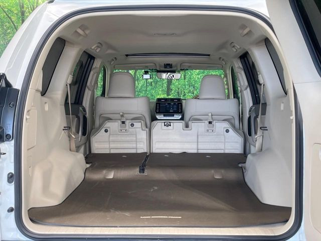 積み下ろしのしやすいデッキにはたっぷりと荷物を積み込んでいただけます。遊びから仕事まで、様々なシーンで頼れます♪