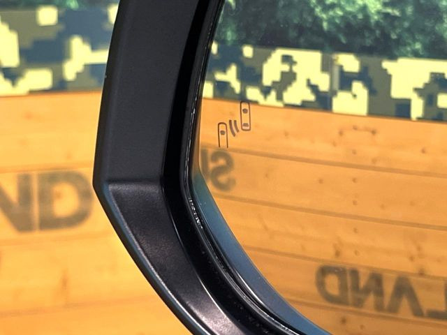 【ブラインドスポットモニター】走行中、ドアミラーの死角になりやすい箇所に後続車が接近するとサイドミラーのレンズに警告を表示!ドライバーに注意喚起をしてくれます。