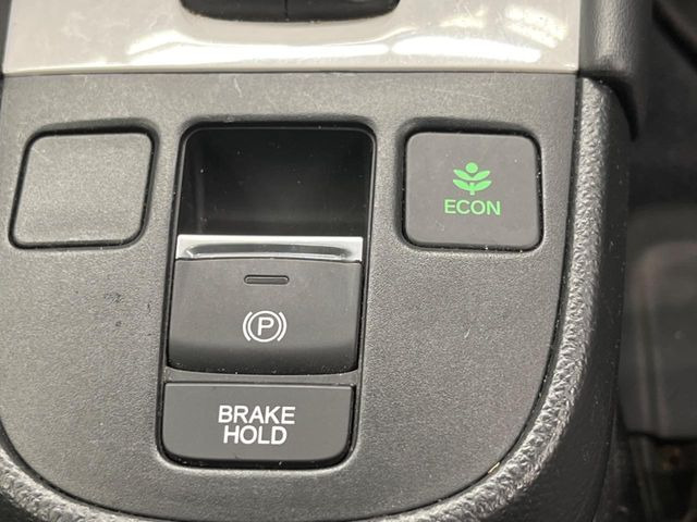 【電動パーキングブレーキ】パーキングブレーキは便利な電動式!ボタン一つで操作でき、アクセルを踏めば自動で解除されます♪レバーやペダルが無いので運転席廻りもすっきりしますね♪