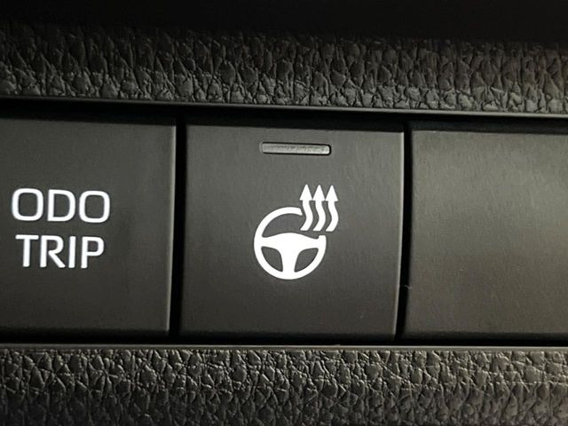 【ステアリングヒーター】冬場に冷たくなりやすい革巻きステアリングを、スイッチ一つで素早く適温に!エアコンよりも早く温まってくれるので、寒い日の運転も快適になりますね♪