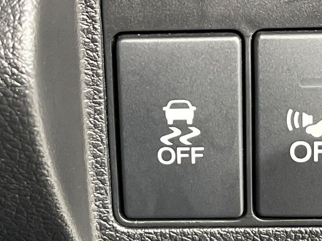 【横滑り防止装置】車両の横滑りを感知すると、自動的に車両の進行方向を保つように車両を制御します。雨の日など滑りやすい路面状況でも安全な運転が可能です。