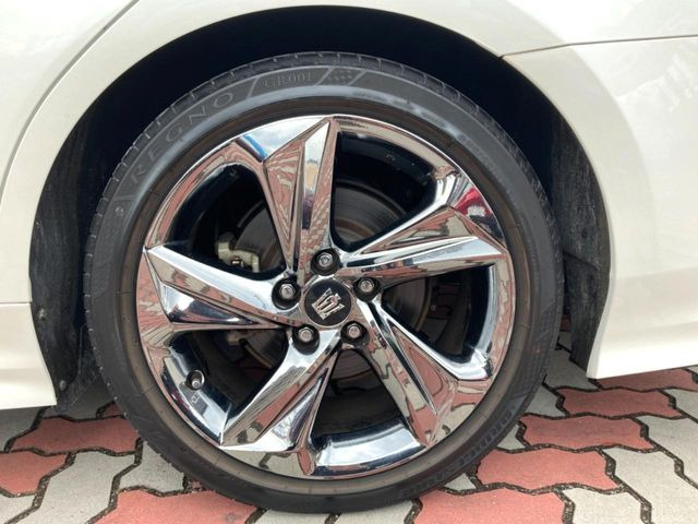 �y����18�C���`�A���~�z�C�[���z�O�ςɃ}�b�`���������A���~�z�C�[���𑕒����Ă���܂��B�e��ЊO�A���~�z�C�[����A�X�^�b�h���X�^�C�����戵�����Ă���܂��B���񂲑��k����������