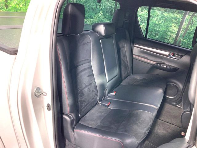 後部座席も気になるようなキズ・汚れやへたり等、大きなダメージはなく、良好な状態です。
