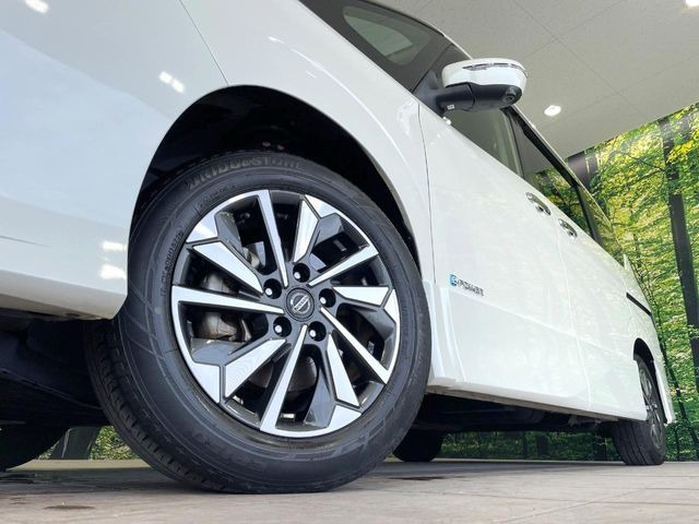 【純正16インチアルミホイール】外観にマッチした純正アルミホイールを装着しております。各種社外アルミホイールや、スタッドレスタイヤも取扱いしております。是非ご相談ください♪