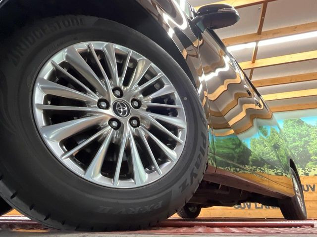 【純正17インチアルミホイール】外観にマッチした純正アルミホイールを装着しております。各種社外アルミホイールや、スタッドレスタイヤも取扱いしております。是非ご相談ください♪