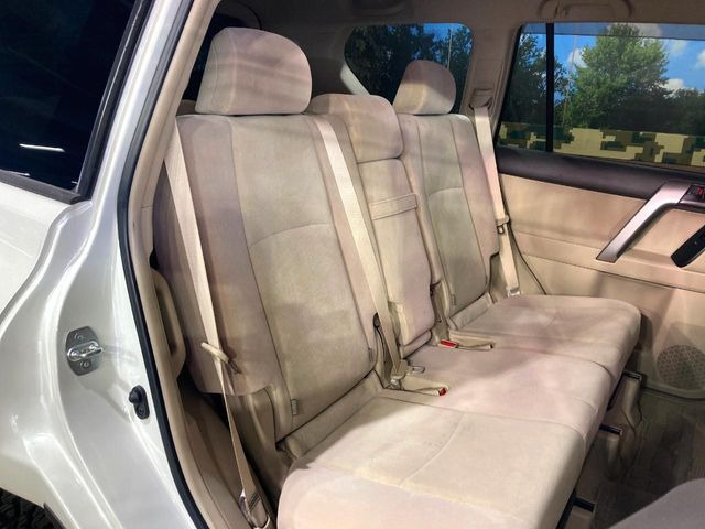 後部座席も気になるようなキズ・汚れやへたり等、大きなダメージはなく、良好な状態です。