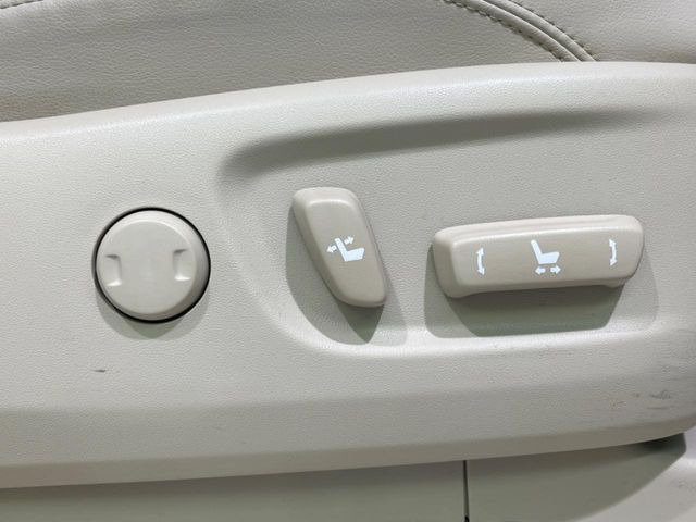 【パワーシート】スイッチ一つで簡単にシートの微調整が可能!電動だから力もいりません!快適なシートポジションにセットして、快適なドライブをお楽しみください。