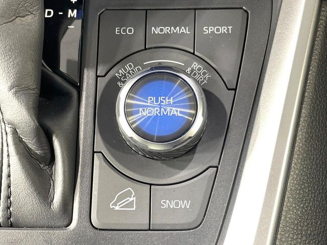 �y�}���`�e���C���Z���N�g�z�H�ʏ󋵂ɍ��������s���[�h�̑I���ŁA���j���\�E���s���萫������!�{�i�hSUV������4WD���\�������o���A�h���C�o�[�Ɉ��S�Ɗy���݂�񋟂��Ă����@�\�ł�!