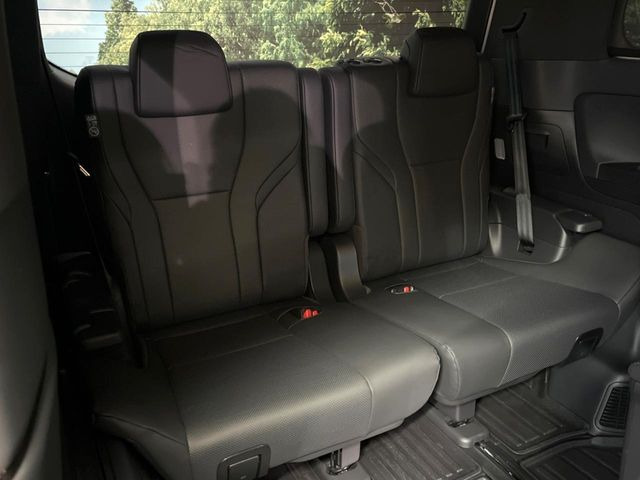 3列目シートはもちろん状態良好☆大人でもゆったりと座って頂けますので、大人数でのお出かけもラクラクです♪ご家族で、気の知れた仲間で、ドライブに行くのが楽しみですね♪