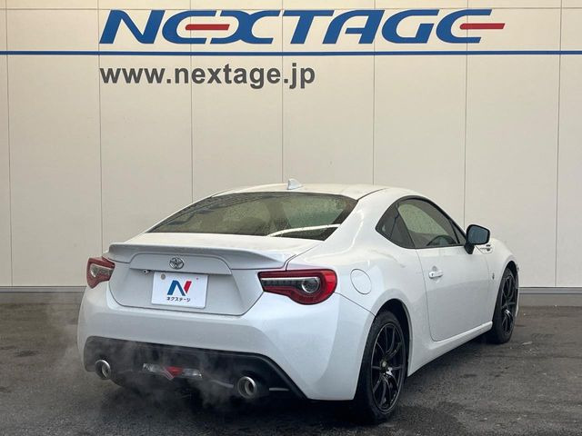 ��D�]�𒸂��Ă���܂��{�f�B�̒e�X�v���b�V���R�[�g���D�]��t���B�ʏ�̃K���X�R�[�g�ƈقȂ�A�ϋv�N��6�N�̖��@���K���X�R�[�e�B���O���A�{�f�B���L���C�ȏ�Ԃɕۂ��Ă���܂��B