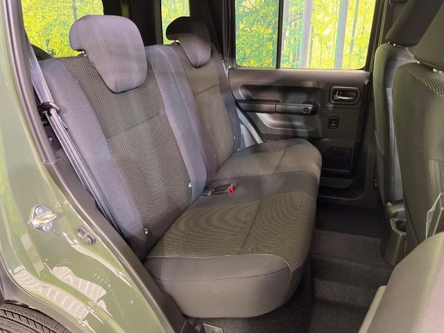 後部座席も気になるようなキズ・汚れやへたり等、大きなダメージはなく、良好な状態です。