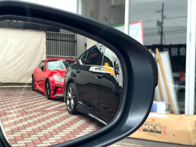 【ブラインドスポットモニター】走行中、ドアミラーの死角になりやすい箇所に後続車が接近するとサイドミラーのレンズに警告を表示!ドライバーに注意喚起をしてくれます。