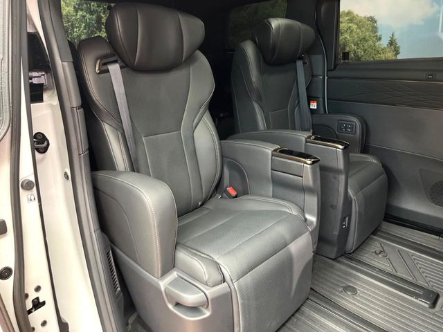 二列目中央はウォークスルーとなっております。二列目と三列目の移動や乗り降りがとっても楽になるので、乗り降りの際もストレスを感じることはありません♪