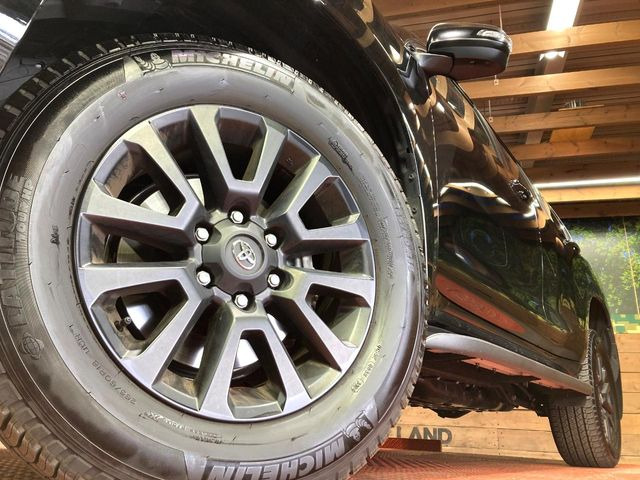 【グレード専用純正18インチアルミホイール】デザイン性の高い純正アルミホイールを装着しております。各種社外アルミホイールや、スタッドレスタイヤも取扱いしております。是非ご相談ください♪