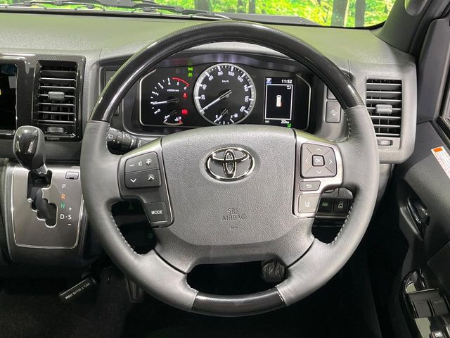 �C���e���A�ɍ��킹���f�U�C���̃X�e�A�����O�́A�^�]�������̂��Ƃ��l���A�^�]���₷���`��A�傫���ł��B�����x�A���ۂɐG���Ă��m���߂��������B