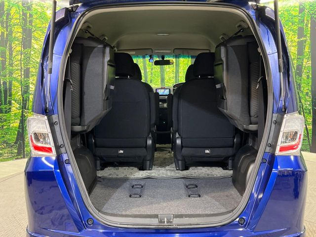 ���i�̂���������ʋ΁A���}���ɏ\���ȉ׎��X�y�[�X���m�ۂ��Ă���܂��B�Z�J���h�V�[�g��|���ƁA�傫�ȉו��̐ύڂ��\�ł���