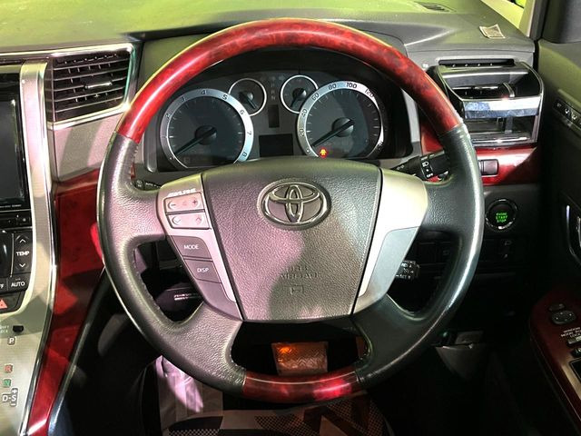 �C���e���A�ɍ��킹���f�U�C���̃X�e�A�����O�́A�^�]�������̂��Ƃ��l���A�^�]���₷���`��A�傫���ł��B�����x�A���ۂɐG���Ă��m���߂��������B