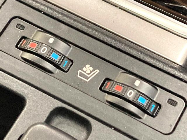 【シートベンチレーション】夏場は涼しい風でお尻や背中の熱やムレを防ぎ、冬はエアコンよりも早く温まってポカポカに!季節を問わず快適に過ごせます。