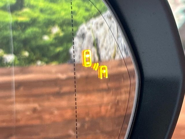 【ブラインドスポットモニター】走行中、ドアミラーの死角になりやすい箇所に後続車が接近するとサイドミラーのレンズに警告を表示!ドライバーに注意喚起をしてくれます。