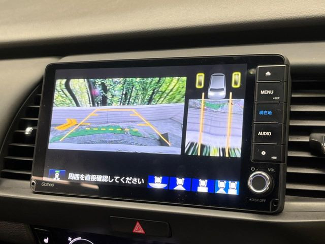 【バックカメラ】駐車時に後方がリアルタイム映像で確認できます。大型商業施設や立体駐車場での駐車時や、夜間のバック時に大活躍!運転スキルに関わらず、今や必須となった装備のひとつです!