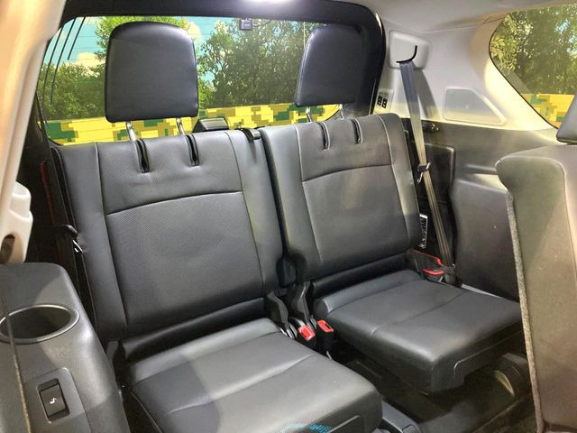 床下収納式のサードシートです。座席部分をコンパクトに収納でき、広大な荷室スペースとしてお使いいただけます!乗車人数や荷物の量など利用シーンに合わせて3列目を有効活用でき、とっても便利♪