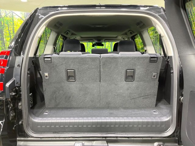 積み下ろしのしやすいデッキにはたっぷりと荷物を積み込んでいただけます。遊びから仕事まで、様々なシーンで頼れます♪