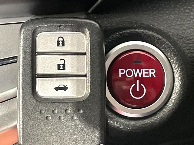 �yHonda�X�}�[�g�L�[�z�J�o����|�P�b�g�ɓ��ꂽ�܂܂ł��h�A�̎{���E�������\�ȃX�}�[�g�L�[�𑕔��B�G���W���̃I���E�I�t�����J�M�����o���K�v����������Ƃ��Ă��֗��ł���