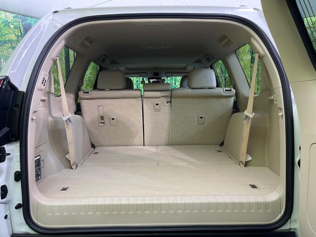 後席を格納すると、これだけの広さが!シーンに合わせたシートアレンジで、大きな荷物も積むことが出来ます♪
