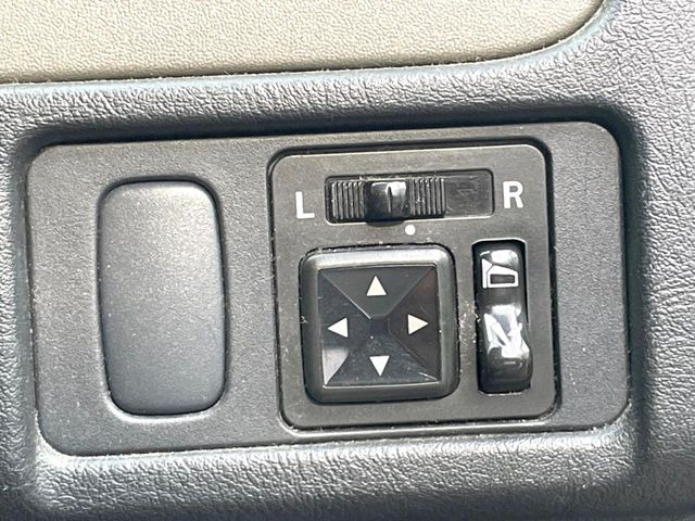 �y�d���i�[�~���[�z�T�C�h�~���[�͓d���i�[���ƂȂ��Ă���A�������ԏ�ł��L�Y�������X�N��}�����܂��B