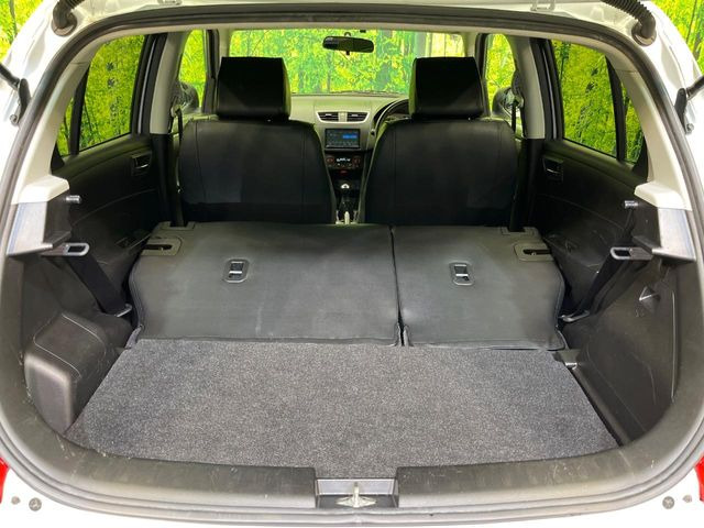 ���i�̂���������ʋ΁A���}���ɏ\���ȉ׎��X�y�[�X���m�ۂ��Ă���܂��B�Z�J���h�V�[�g��|���ƁA�傫�ȉו��̐ύڂ��\�ł���