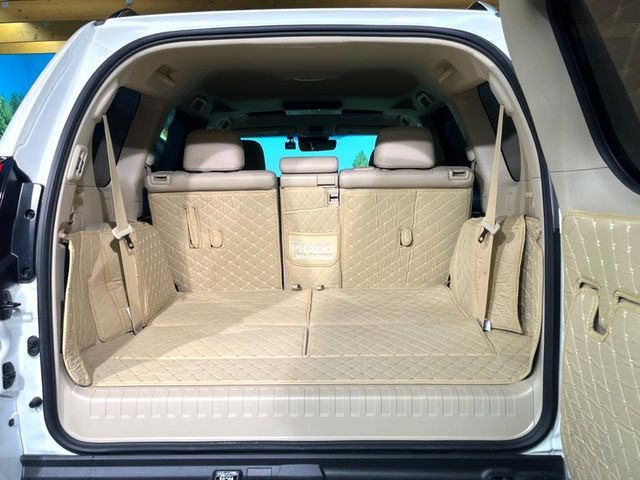 後席を格納すると、これだけの広さが!シーンに合わせたシートアレンジで、大きな荷物も積むことが出来ます♪