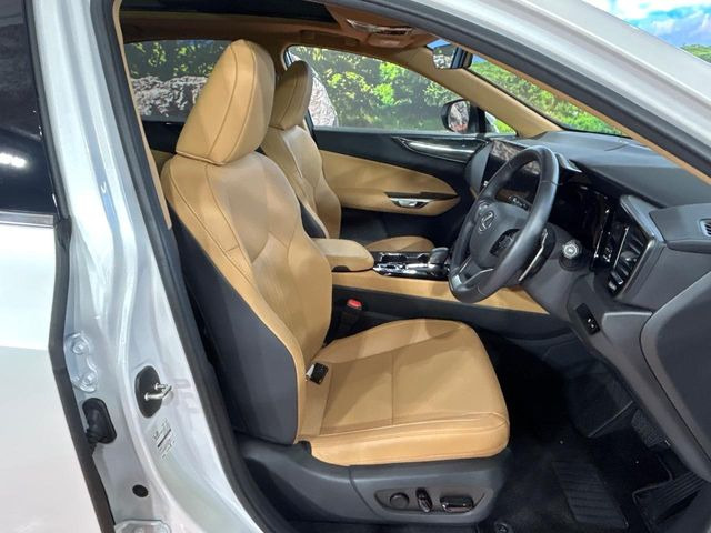 【本革シート】上質な本革を使用し、高級感あふれる本革シート。常に体に触れる部分だから、座り心地の良さにはこだわりたいですね♪汚れの付着や劣化を抑制する内装コーティング施工もおススメですよ♪