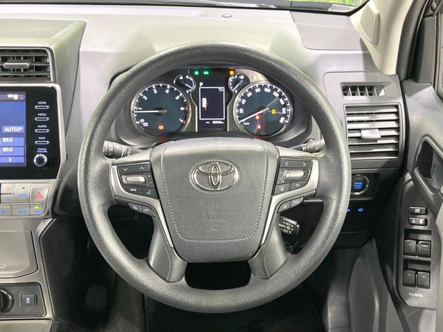 インテリアに合わせたデザインのステアリングは、運転される方のことも考え、運転しやすい形状、大きさです。是非一度、実際に触ってお確かめください。