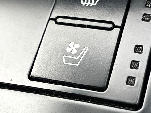 【シートベンチレーション】夏場は涼しい風でお尻や背中の熱やムレを防ぎ、冬はエアコンよりも早く温まってポカポカに!季節を問わず快適に過ごせます。