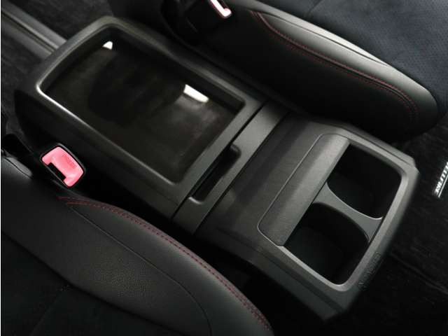 【センターコンソール】ドリンクホルダーと物置テーブルを備え、下部に大容量の収納BOXを完備!