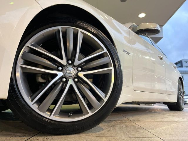 【純正オプション19インチアルミホイール】純正オプションホイールを装着。走行性能の向上に加え、外観もよりスタイリッシュになっています。