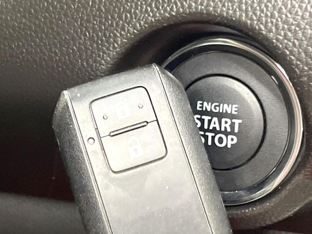 【キーレススタートシステム】カバンやポケットに入れたままでもドアの施錠・解錠が可能なスマートキーを装備。エンジンのオン・オフ時もカギを取り出す必要が無いからとっても便利です♪
