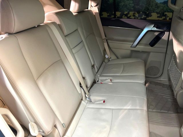 広々とした2列目シートは居住性が高く、居心地も快適!友達や家族とのお出かけにぴったりです。ベビーシートやチャイルドシート使用時も快適にお過ごしいただける十分な空間を確保しています。