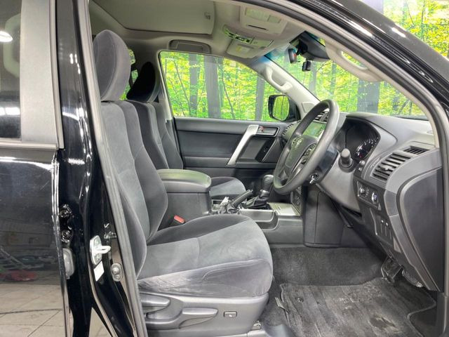 運転席まわりには十分なスペースがあり、大柄な方でもゆったり運転していただける環境です。